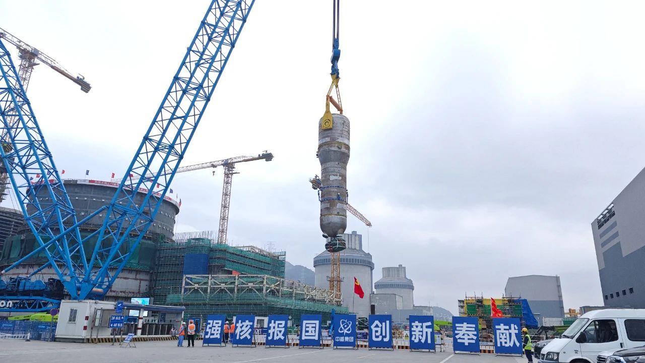 三门核电3号机组核岛首台蒸汽发生器吊装就位