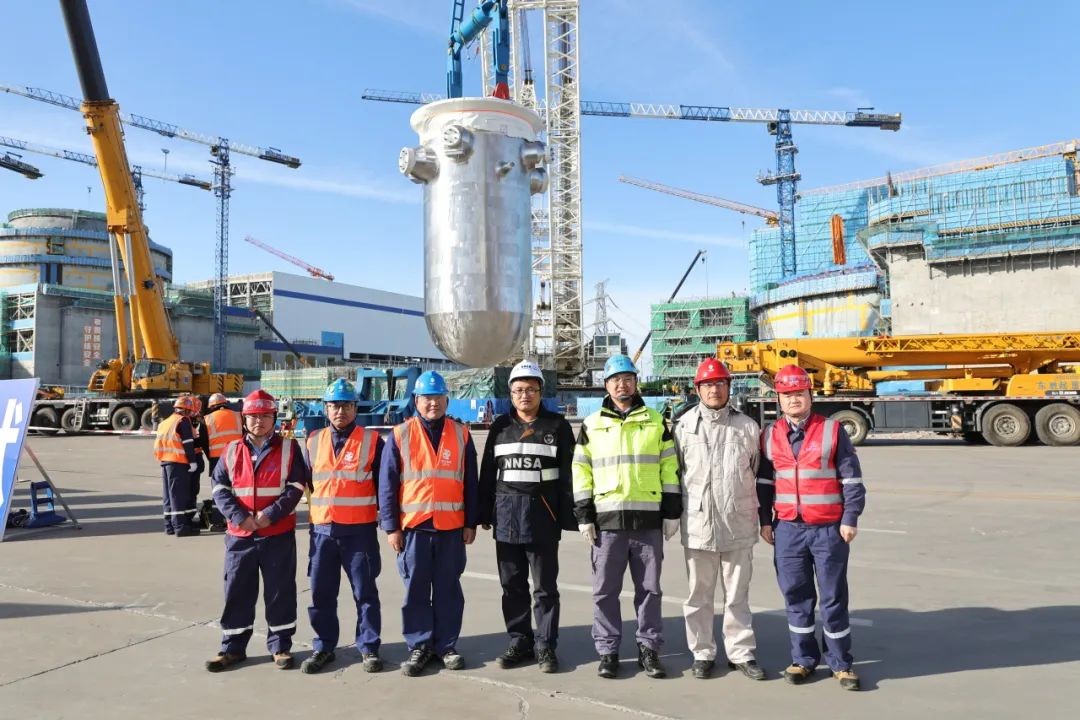 海阳核电4号机组压力容器顺利吊装就位